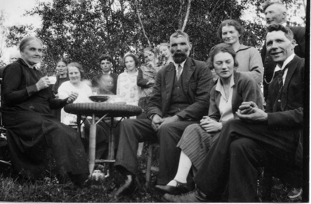 Gjertine og Martin (ved kaffebordet) i familielag. Heilt til høgre Ole, bror til Martin Gjertine og Martin (ved kaffebordet) i familielag. Heilt til høgre Ole, bror til Martin