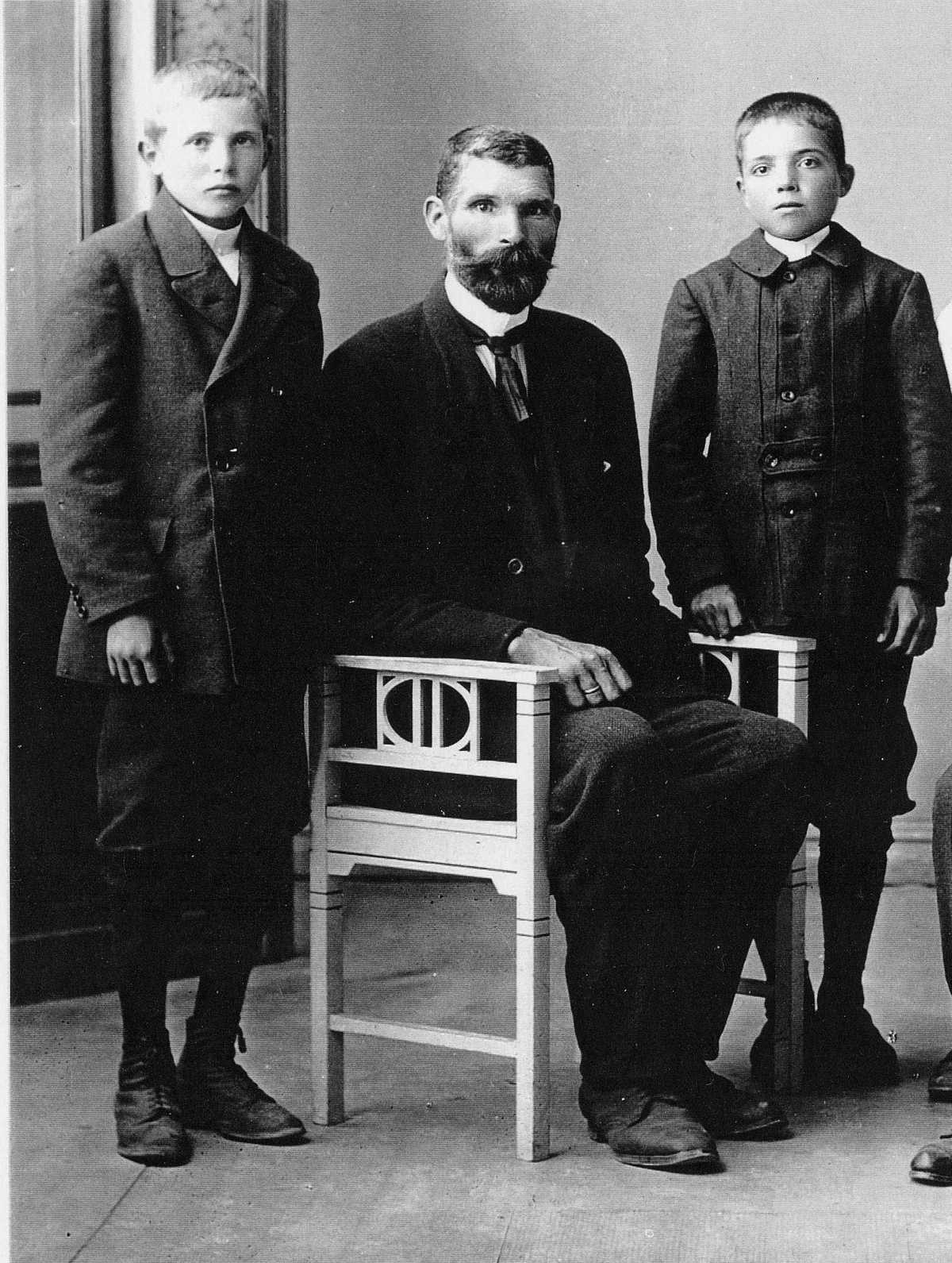 Martin med sønnene Torleif (t.v.) og Andreas. Ca. 1918-19 Martin med sønnene Torleif (t.v.) og Andreas. Ca. 1918-19