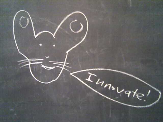 Foto av tavle med en kanin som sier «Innovate!»