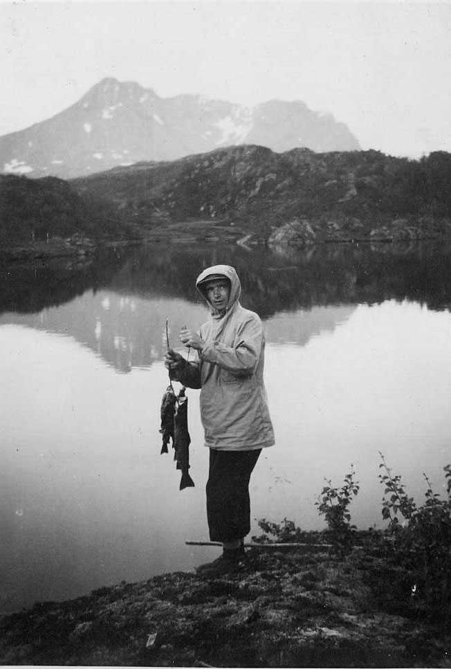 Andreas fiskar ørret i Klubbvatnet. Andreas fiskar ørret i Klubbvatnet.