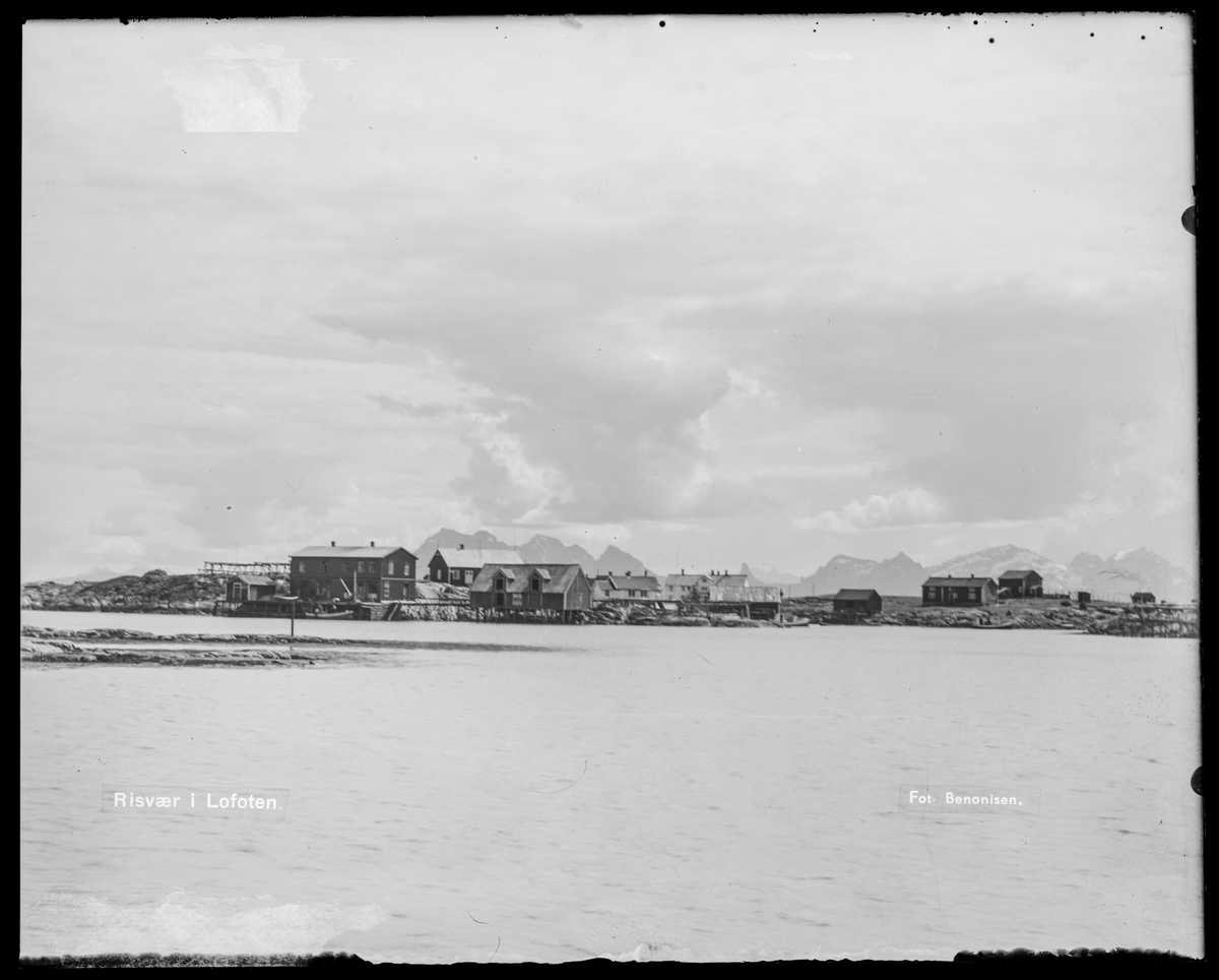 Risvær i Lofoten, 1925. Foto: Hans Benonisen, i offentleg eige. Risvær i Lofoten, 1925. Foto: Hans Benonisen, i offentleg eige.