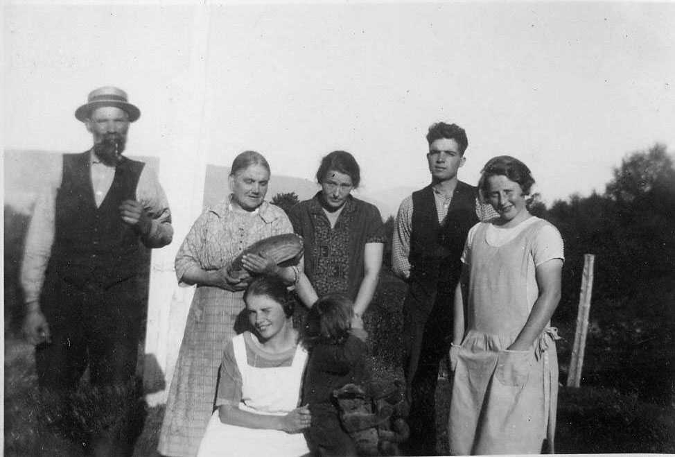 Martin, Gjertine – med eit nybakt brød – samman med m.a. Andreas (nr. 2 f.h.) og Elisabeth (på huk framfor Gjertine). Biletet er frå 30-talet. Martin, Gjertine – med eit nybakt brød – samman med m.a. Andreas (nr. 2 f.h.) og Elisabeth (på huk framfor Gjertine). Biletet er frå 30-talet.
