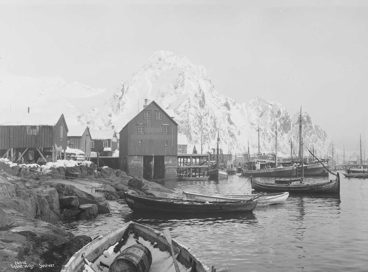 Svolvær i 1924. Foto: Anders Beer Wilse, i offentleg eige. Svolvær i 1924. Foto: Anders Beer Wilse, i offentleg eige.