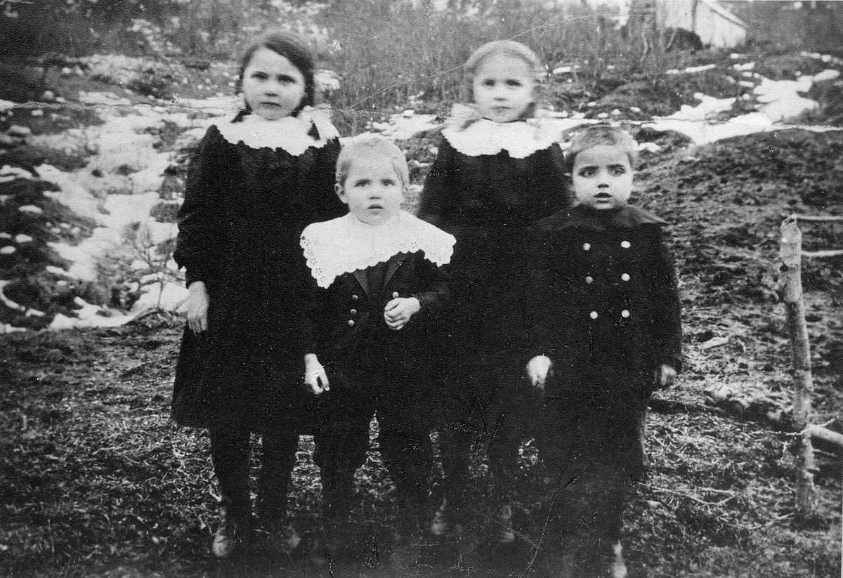 Ungane på Indregard ca. 1912. Frå venstre: Olga, Torleif, Elisabeth og Andreas