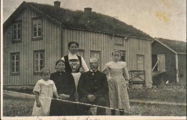 Eliseus Olsen var ein god granne. Her saman med Johanne m.fl. framfor huset sitt, rundt 1899-1900 Eliseus Olsen var ein god granne. Her saman med Johanne m.fl. framfor huset sitt, rundt 1899-1900