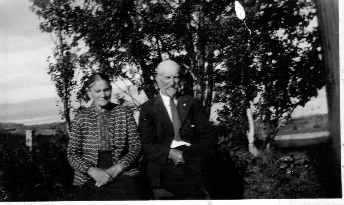 Nærmaste granne var Hans Olsa og Marie. Hans var bror til Eliseus, neste granne. Nærmaste granne var Hans Olsa og Marie. Hans var bror til Eliseus, neste granne.