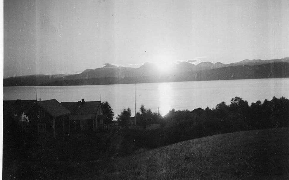 Midnattsol over Indregard, rundt 1930. Midnattsol over Indregard, rundt 1930.