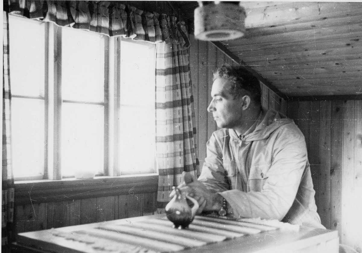 Ei stille stund i hytta ved Jollvatnet, cirka 1960. Ei stille stund i hytta ved Jollvatnet, cirka 1960.