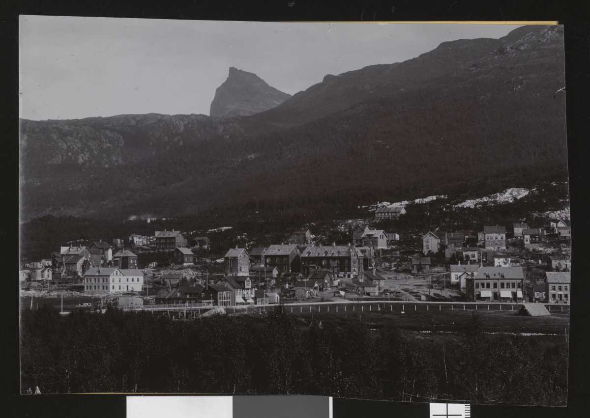Bydelen Oscarsborg i Narvik, 1904. Foto: Petrus Melander. I offentlig eie/Nasjonalbiblioteket. Bydelen Oscarsborg i Narvik, 1904. Foto: Petrus Melander. I offentlig eie/Nasjonalbiblioteket.