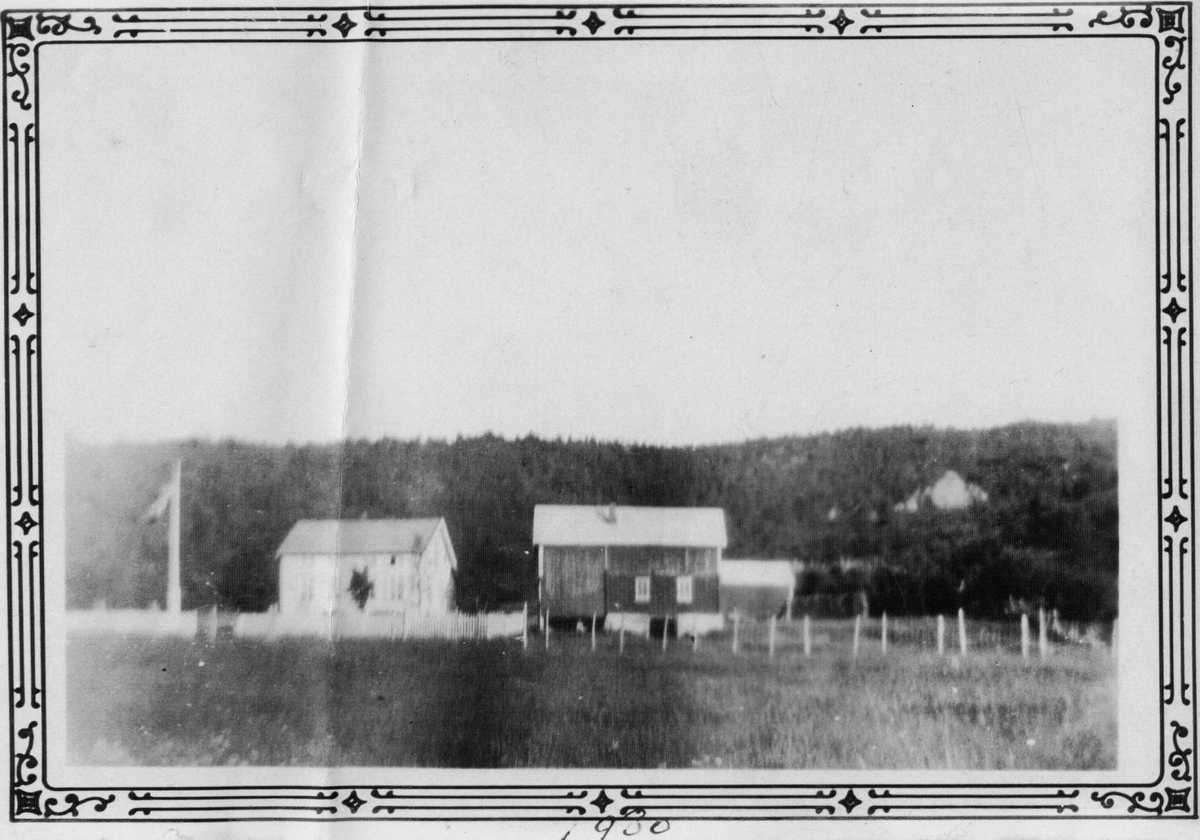 Slik såg Indregard ut rundt 1925-30, før rognebærtrea vaks til. Gjerdepålane går langs bygdevegen, som gjekk 60-70 meter ovafor dagens E6. Foto av Indregard, cirka 1930.